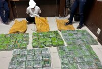 Tim gabungan Bea Cukai dan BNN saat menangkap satu orang tersangka beserta barang bukti narkotika jenis sabu sebesar 100 kilogram, kini diamankan di BNNK Langsa, Rabu, 28 Januari 2026. Foto/ist.
