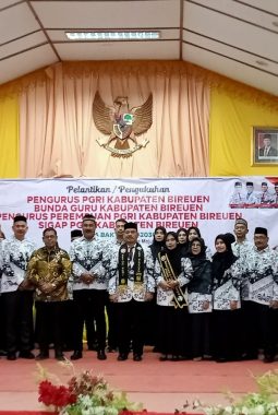 PGRI Aceh Lantik Sadriah Sebagai Bunda Serta Pengurus LBK-PGRI Bireuen