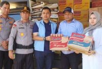 Walikota Langsa Jeffry Sentana S Putra SE, bersama Kepala BAS Cabang Langsà TM Andika Putra didampingi Kapolda Aceh Irjen pol Drs. Marzuki Ali Basyah MM dan Ketua DPRK Langsa Melvita Sari SAB dan seorang perwira polisi, foto bersama beberapa waktu lalu saat penyerahan bantuan logistik kepada warga terdampak banjir