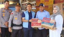 Walikota Langsa Jeffry Sentana S Putra SE, bersama Kepala BAS Cabang Langsà TM Andika Putra didampingi Kapolda Aceh Irjen pol Drs. Marzuki Ali Basyah MM dan Ketua DPRK Langsa Melvita Sari SAB dan seorang perwira polisi, foto bersama beberapa waktu lalu saat penyerahan bantuan logistik kepada warga terdampak banjir