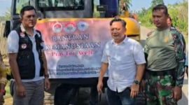 Sejumlah Yayasan & Pengeusaha Aceh Gotong Royong bersama pembersihan badan jalan gunakan alat berat Mobilan Excavator pulihkan Aceh bangkit terus bergerak. Rabu 31 Desember 2025.