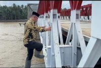 Anggota DPD RI asal Aceh, H Sudirman atau Haji Uma meninjau langsung kondisi Jembatan Bailey di Desa Teupin Mane, Kecamatan Juli, Kabupaten Bireuen, Rabu (31/12/2025). (Dokumentasi IST TrimbunGayo).