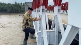 Anggota DPD RI asal Aceh, H Sudirman atau Haji Uma meninjau langsung kondisi Jembatan Bailey di Desa Teupin Mane, Kecamatan Juli, Kabupaten Bireuen, Rabu (31/12/2025). (Dokumentasi IST TrimbunGayo).