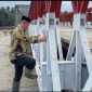 Anggota DPD RI asal Aceh, H Sudirman atau Haji Uma meninjau langsung kondisi Jembatan Bailey di Desa Teupin Mane, Kecamatan Juli, Kabupaten Bireuen, Rabu (31/12/2025). (Dokumentasi IST TrimbunGayo).