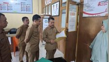 Plt Sekda Aceh Selatan memastikan seluruh layanan administrasi kependudukan di Dinas Kependudukan dan Pencatatan Sipil (Disdukcapil) Kabupaten Aceh Selatan. Senin (05/01/2026)