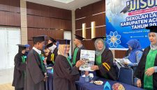 Kemendukbangga/BKKBN melalui Perwakilan Kemendukbangga/BKKBN Provinsi Aceh sebelumnya wisudakan Lansia Aceh besar kali kembali mengulang sukses, 177 siswa sekolah lansia Standar 1 (S1) di wisudakan bertempat di aula DPMPKB Kabupaten Aceh Jaya. Kamis 22/01/2026.