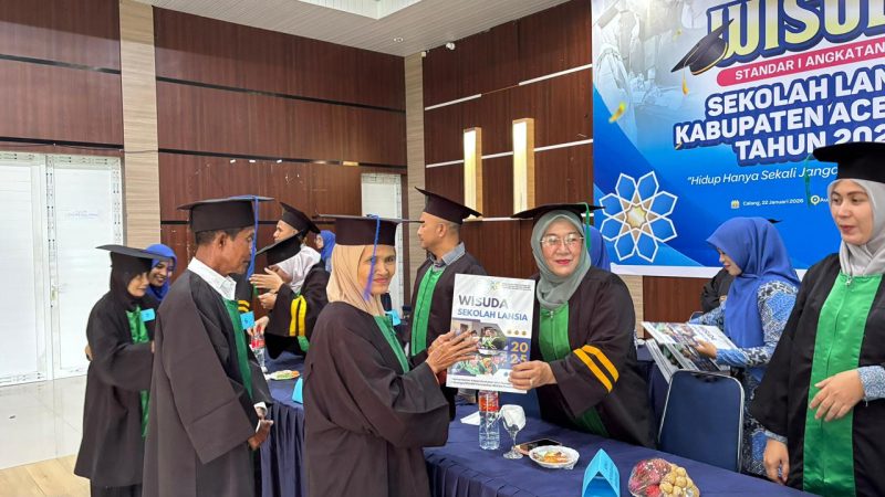 Kemendukbangga/BKKBN melalui Perwakilan Kemendukbangga/BKKBN Provinsi Aceh sebelumnya wisudakan Lansia Aceh besar kali kembali mengulang sukses, 177 siswa sekolah lansia Standar 1 (S1) di wisudakan bertempat di aula DPMPKB Kabupaten Aceh Jaya. Kamis 22/01/2026.