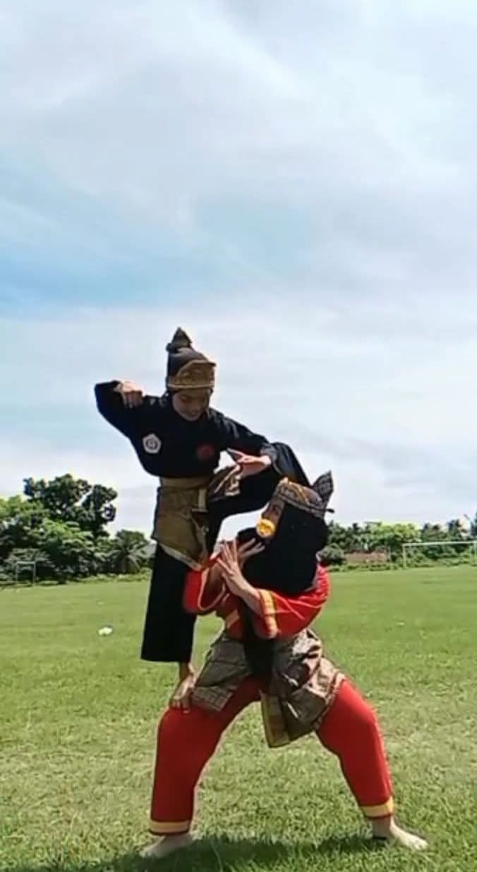 Atraksi Pencak Silat Siswa Muhammadiyah Boarding School di laksanakan berlangsung di lapangan komplek Dayah MBS Bireuen.