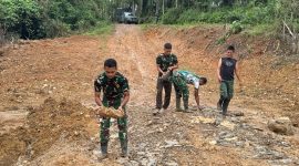 personel Satgas TMMD telah menyatu dengan warga dengan mengunakan cakul, parang, dan sekop bersihkan badan jalan selama ini menjadi akses utama masyarakat