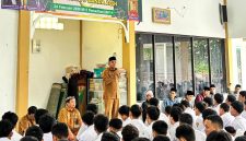 Kepala Bidang Pembinaan SMA dan PKLK Dinas Pendidikan Aceh, Syarwan Jhoni, S.Pd., M.Pd, secara resmi membuka kegiatan Balee Beut Ramadhan di SMA Negeri 9 Banda Aceh, Selasa (24/2/2026).
