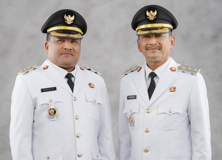 pasangan Bupati Bireuen H. Mukhlis, ST bersama Wakil Bupati Ir. H. Razuardi, M.T dalam mengemban tugas membenah Kabupaten Bireuen kini tibanya bencana alam banjir dan lonsor melanda namun beliau tidak pernah mengeluh tetap semangat mengurus masyarakat/rakyat.