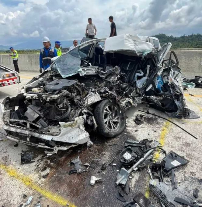 kecelakaan lalu lintas di ruas Jalan Tol Sigli–Banda Aceh (Sibanceh) KM 19, Senin (16/2/2026) sore. foto Meuga,