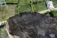 Lubang raksasa atau sinkhole yang beralamat di Kampung Pondok Balik, Kecamatan Ketol, Aceh Tengah kian meluas Akibatnya, jalan alternatif yang di lintasi masyarakat nyaris terputus.