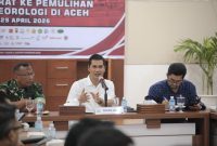 Sekda Aceh, M. Nasir, S.IP, MPA didampingi Asisten I, Drs Syakir bersama Ka.  SKPA memimpin rapat evaluasi kesiapan penanganan korban bencana hidrometeorologi menjelang bulan suci Ramadhan di Posko Pemulihan Bencana Aceh, Senin, 16 Februari 2026.