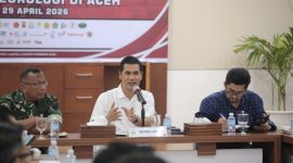 Sekda Aceh, M. Nasir, S.IP, MPA didampingi Asisten I, Drs Syakir bersama Ka.  SKPA memimpin rapat evaluasi kesiapan penanganan korban bencana hidrometeorologi menjelang bulan suci Ramadhan di Posko Pemulihan Bencana Aceh, Senin, 16 Februari 2026.