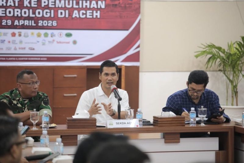 Sekda Aceh, M. Nasir, S.IP, MPA didampingi Asisten I, Drs Syakir bersama Ka.  SKPA memimpin rapat evaluasi kesiapan penanganan korban bencana hidrometeorologi menjelang bulan suci Ramadhan di Posko Pemulihan Bencana Aceh, Senin, 16 Februari 2026.