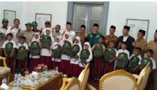 Persis menyalurkan bantuan peralatan sekolah kepada siswa terdampak banjir di Kabupaten Bireuen. Penyerahan bantuan dilakukan di Pendopo Bireuen, Senin (2/2/2026)