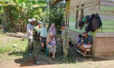 Melalui Komsos, Satgas TMMD Ke-127 Kodim 0111/Bireuen Pererat Kemanunggalan dengan Warga Jeumpa Sikureung.