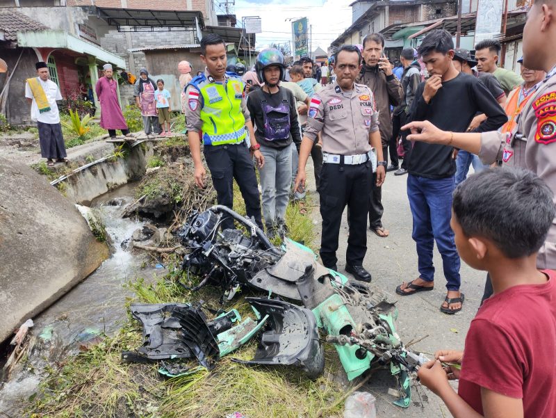 Satu unit mobil truk mitsubishi Fuso 220ps menabrak lima kendaraan roda dua dan empat saat parkir depan rumah bertempat Kampung Pante Raya, Kec Wih Pesam, Bener Meriah. Jum'at 27/02/2026.