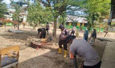 Polres Lhokseumawe bersama BKO Brimob Kaltim Gotroy Bersihkan MIN 21 Aceh Utara