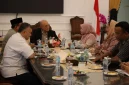 Wali Nanggroe Aceh Tgk. Malik Mahmud Al-Haythar saat menerima jajaran BPJS Kesehatan di Meuligoe Wali Nanggroe, Selasa (3/2/2026), membahas perluasan akses layanan kesehatan bagi masyarakat terdampak bencana.