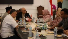 Wali Nanggroe Aceh Tgk. Malik Mahmud Al-Haythar saat menerima jajaran BPJS Kesehatan di Meuligoe Wali Nanggroe, Selasa (3/2/2026), membahas perluasan akses layanan kesehatan bagi masyarakat terdampak bencana.