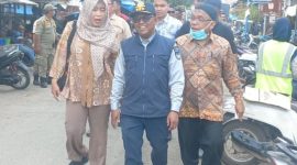 Sekretaris Daerah Pemko Langsa Dra.Suhartini S.Pd, M.Pd (kiri), bersama PLT Kadis Perhubungan Nazaruddin SE MM dan Sekretaris Satpol-PP Muhammad Tarmizi SE MM saat meninjau pusat pasar Kota Langsa, kamis (4/2/2026).