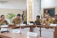 Wakil Gubernur Aceh, H. Fadhlullah, beserta Sekda Aceh, M. Nasir, S.IP, MPA, para Asisten Sekda Aceh, Staf Ahli Gubernur Aceh, Kepala SKPA/Biro dan lintas sektor terkait, saat menggelar Rapat Koordinasi Pemulihan Bencana Hidrometeorologi Aceh yang diikuti secara virtual unsur dari Kabupaten/Kota, di Posko Terpadu Masa Transisi Darurat ke Pemulihan Bencana Hidrometeorologi di Aceh, Banda Aceh, Senin (9/2/2026).