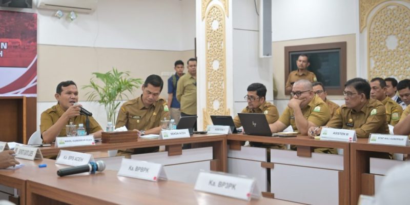 Wakil Gubernur Aceh, H. Fadhlullah, beserta Sekda Aceh, M. Nasir, S.IP, MPA, para Asisten Sekda Aceh, Staf Ahli Gubernur Aceh, Kepala SKPA/Biro dan lintas sektor terkait, saat menggelar Rapat Koordinasi Pemulihan Bencana Hidrometeorologi Aceh yang diikuti secara virtual unsur dari Kabupaten/Kota, di Posko Terpadu Masa Transisi Darurat ke Pemulihan Bencana Hidrometeorologi di Aceh, Banda Aceh, Senin (9/2/2026).