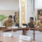 Wakil Gubernur Aceh, H. Fadhlullah, beserta Sekda Aceh, M. Nasir, S.IP, MPA, para Asisten Sekda Aceh, Staf Ahli Gubernur Aceh, Kepala SKPA/Biro dan lintas sektor terkait, saat menggelar Rapat Koordinasi Pemulihan Bencana Hidrometeorologi Aceh yang diikuti secara virtual unsur dari Kabupaten/Kota, di Posko Terpadu Masa Transisi Darurat ke Pemulihan Bencana Hidrometeorologi di Aceh, Banda Aceh, Senin (9/2/2026).