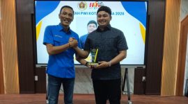 Ketua PWI Kota Langsa Putra Zulfirman saat memberikan penghargaan kepada Anggota DPR Aceh Raja Lukman Ziaulhaq pada peringatan hari Pers Nasional dan HUT PWI ke 80 di Aula IAIN langsa