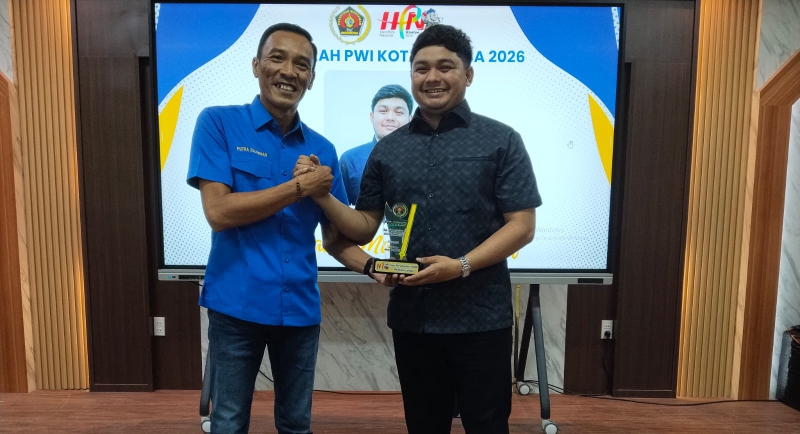 Ketua PWI Kota Langsa Putra Zulfirman saat memberikan penghargaan kepada Anggota DPR Aceh Raja Lukman Ziaulhaq pada peringatan hari Pers Nasional dan HUT PWI ke 80 di Aula IAIN langsa