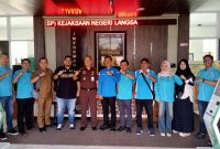 Kajari Langsa, Adi Tyogunawan didampingi Ketua DPD II KNPI Kota Langsa, Dr Rizky Maulana berfoto bersama dalam rajutan silaturahmi, di Kejari Langsa setempat, Senin, 9 Februari 2026