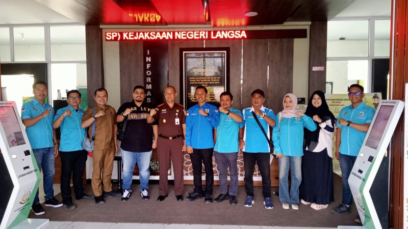 Kajari Langsa, Adi Tyogunawan didampingi Ketua DPD II KNPI Kota Langsa, Dr Rizky Maulana berfoto bersama dalam rajutan silaturahmi, di Kejari Langsa setempat, Senin, 9 Februari 2026