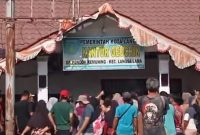 Ratusan warga mendatangi kantor Geuchik Pondok Kemuning, mempertanyakan hasil pengumuman pendataan korban banjir.