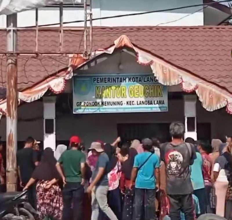 Ratusan warga mendatangi kantor Geuchik Pondok Kemuning, mempertanyakan hasil pengumuman pendataan korban banjir.