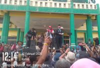 Bupati Aceh Tamiang Armia Pahami menemui para pendemo di depan Kantor Bupati setempat.
