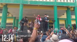 Bupati Aceh Tamiang Armia Pahami menemui para pendemo di depan Kantor Bupati setempat.