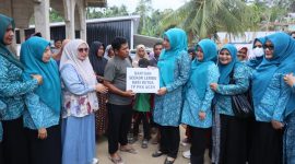 Ketua TP PKK Aceh, Marlina Muzakir yang akrab disapa Kak Na, menyerahkan bantuan tiga ekor sapi meugang kepada masyarakat di Kecamatan Sawang, Kabupaten Aceh Utara, Jumat (13/2/2026).