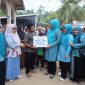 Ketua TP PKK Aceh, Marlina Muzakir yang akrab disapa Kak Na, menyerahkan bantuan tiga ekor sapi meugang kepada masyarakat di Kecamatan Sawang, Kabupaten Aceh Utara, Jumat (13/2/2026).