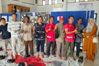 Bendahara PMI Kota Langsa, Ngatiman bersama pengurus lainnya saat menyerahkan daging sapi untuk para relawan dan warga sekitarnya berdampak banjir, di Markas PMI Langsa, Senin, 16 Februari 2026