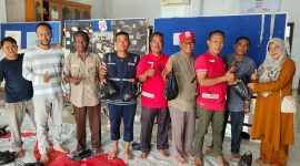 Bendahara PMI Kota Langsa, Ngatiman bersama pengurus lainnya saat menyerahkan daging sapi untuk para relawan dan warga sekitarnya berdampak banjir, di Markas PMI Langsa, Senin, 16 Februari 2026