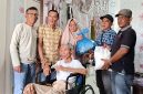 Ketua PWI Kota Langsa Putra Zulfirman dan anggota PWI lainnya memberikan sumbangan sembako kepada M. Johan yang sakit. 