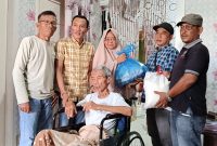 Ketua PWI Kota Langsa Putra Zulfirman dan anggota PWI lainnya memberikan sumbangan sembako kepada M. Johan yang sakit. 