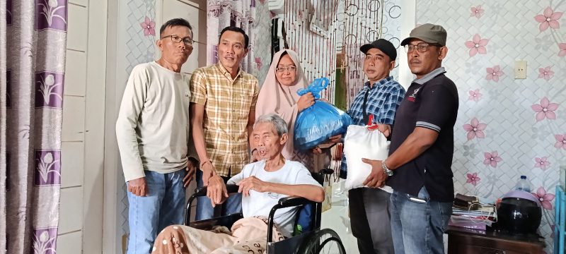 Ketua PWI Kota Langsa Putra Zulfirman dan anggota PWI lainnya memberikan sumbangan sembako kepada M. Johan yang sakit. 