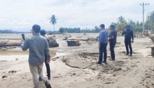 Kepala Dinas Pertanian dan Perkebunan Kabupaten Bireuen, Mulyadi, SE, MM, bersama tim perencanaan teknis rehabilitasi lahan sedang turun ke salah satu areal sawah yang rusak akibat banjir di Kabupaten Bireuen. (Foto: Dok. Pemkab Bireuen) 