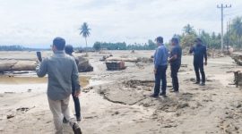 Kepala Dinas Pertanian dan Perkebunan Kabupaten Bireuen, Mulyadi, SE, MM, bersama tim perencanaan teknis rehabilitasi lahan sedang turun ke salah satu areal sawah yang rusak akibat banjir di Kabupaten Bireuen. (Foto: Dok. Pemkab Bireuen) 