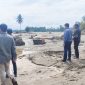 Kepala Dinas Pertanian dan Perkebunan Kabupaten Bireuen, Mulyadi, SE, MM, bersama tim perencanaan teknis rehabilitasi lahan sedang turun ke salah satu areal sawah yang rusak akibat banjir di Kabupaten Bireuen. (Foto: Dok. Pemkab Bireuen) 
