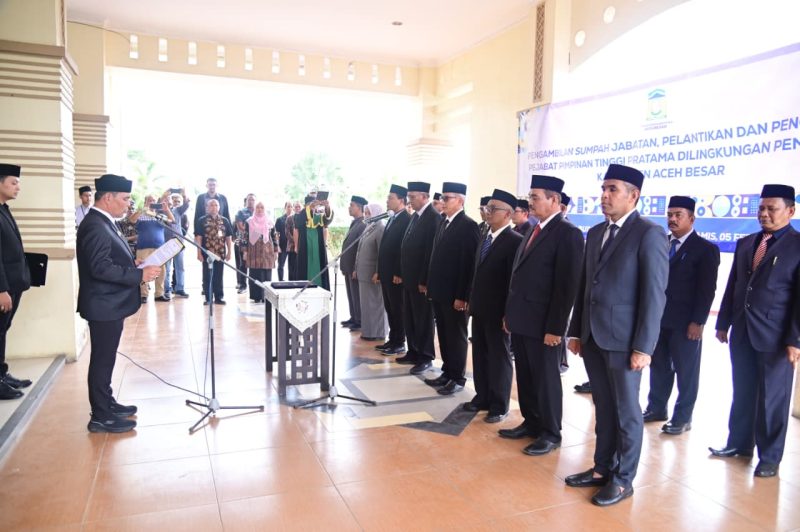 Bupati Aceh Besar Syech Muharram pada saat melantik dan mengukuhkan sejumlah Pejabat Pimpinan Tinggi Pratama di lingkungan Pemerintah Kabupaten Aceh Besar, Selasa (5/2/2026).