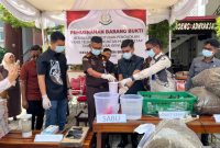 Kejaksaan Negeri Bireuen Komit penegakan Hukum, kali ini musnahkan ribuan barang bukti sitaan perkara tindak pidana umum yang telah berkekuatan hukum tetap (inkracht van gewijsde), Selasa (10/2/2026).